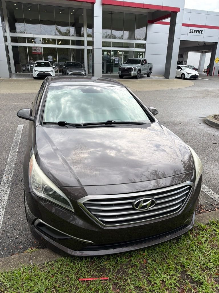 Used 2017 Brown Hyundai Base image 1