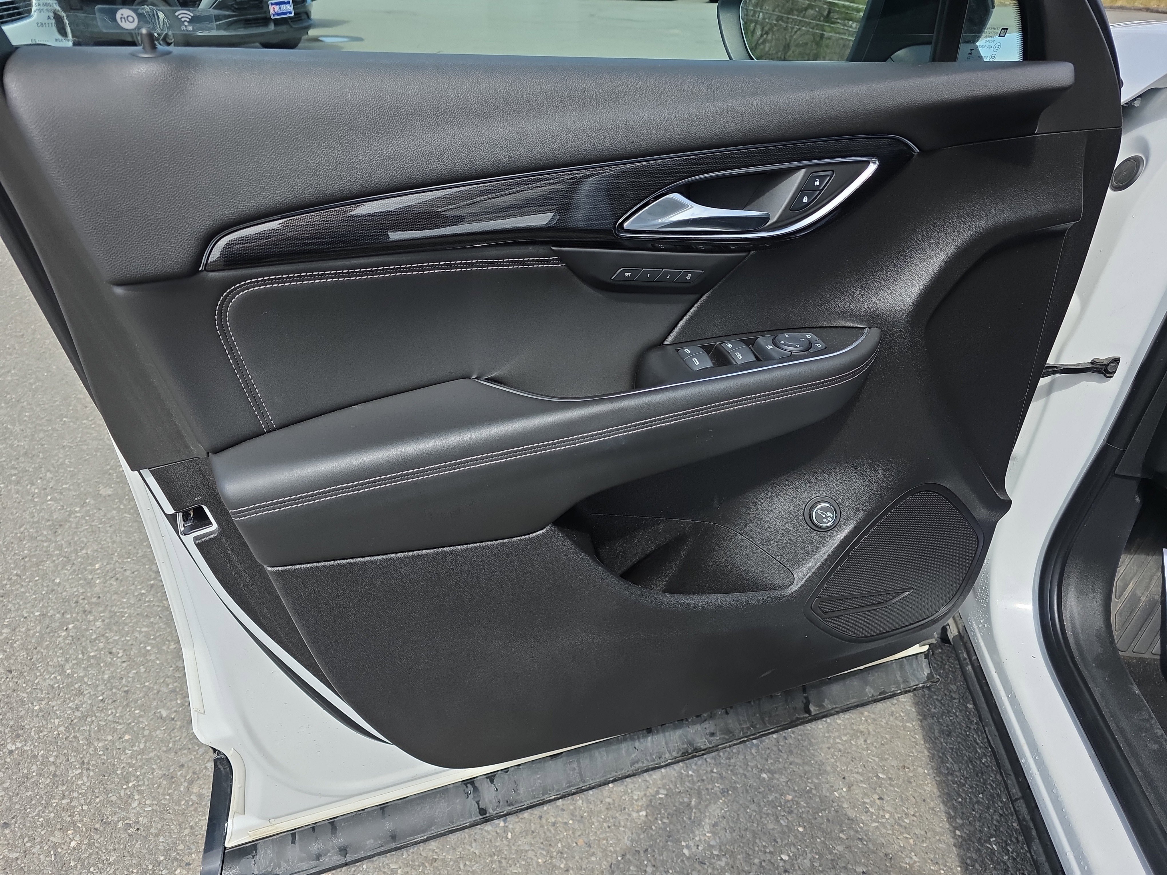 Used 2023 White Frost Tricoat Buick Essence image 9