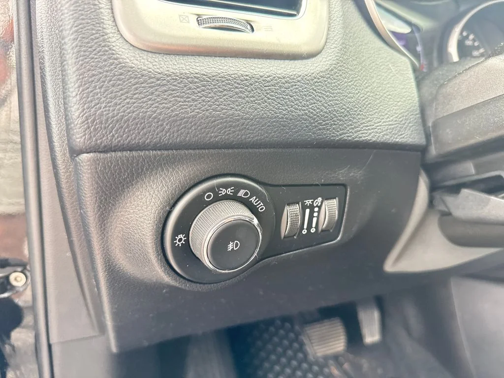 Used 2020 Black Jeep Latitude image 15