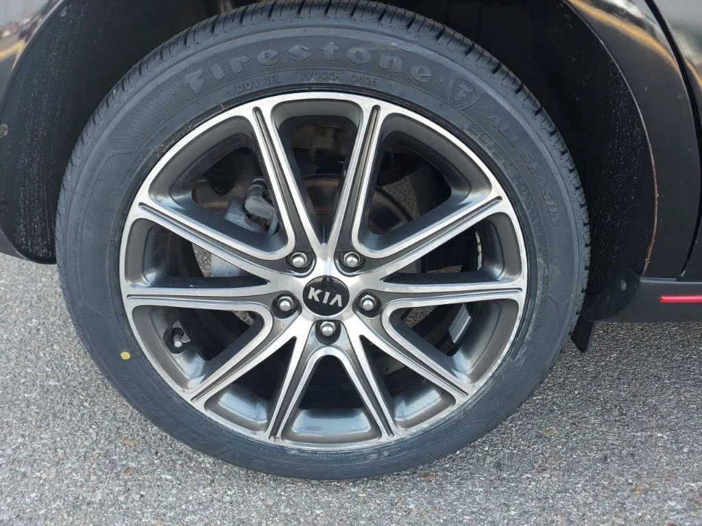 Used 2018 Black Kia Exclaim image 9