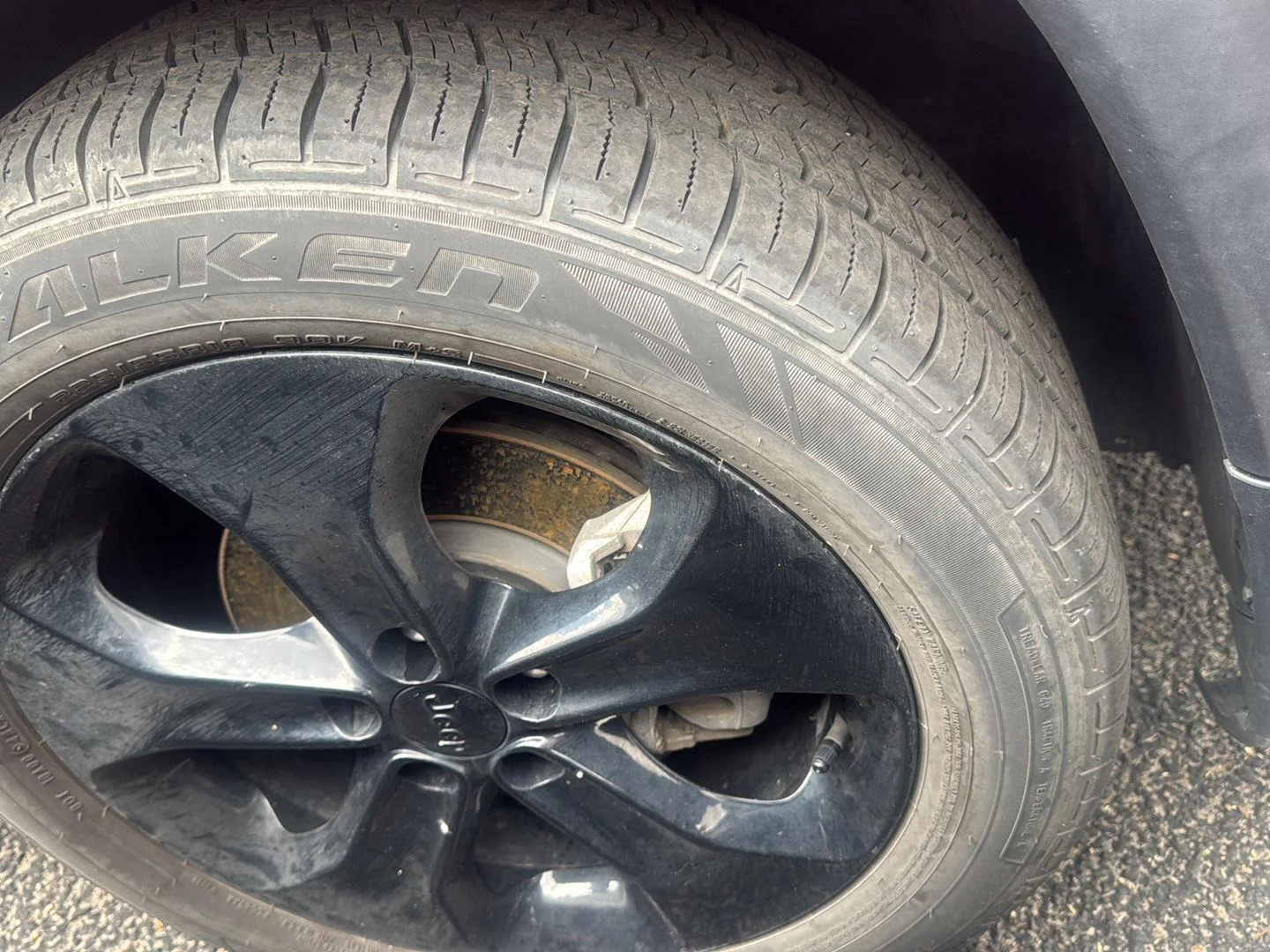 Used 2021  Jeep Latitude image 4