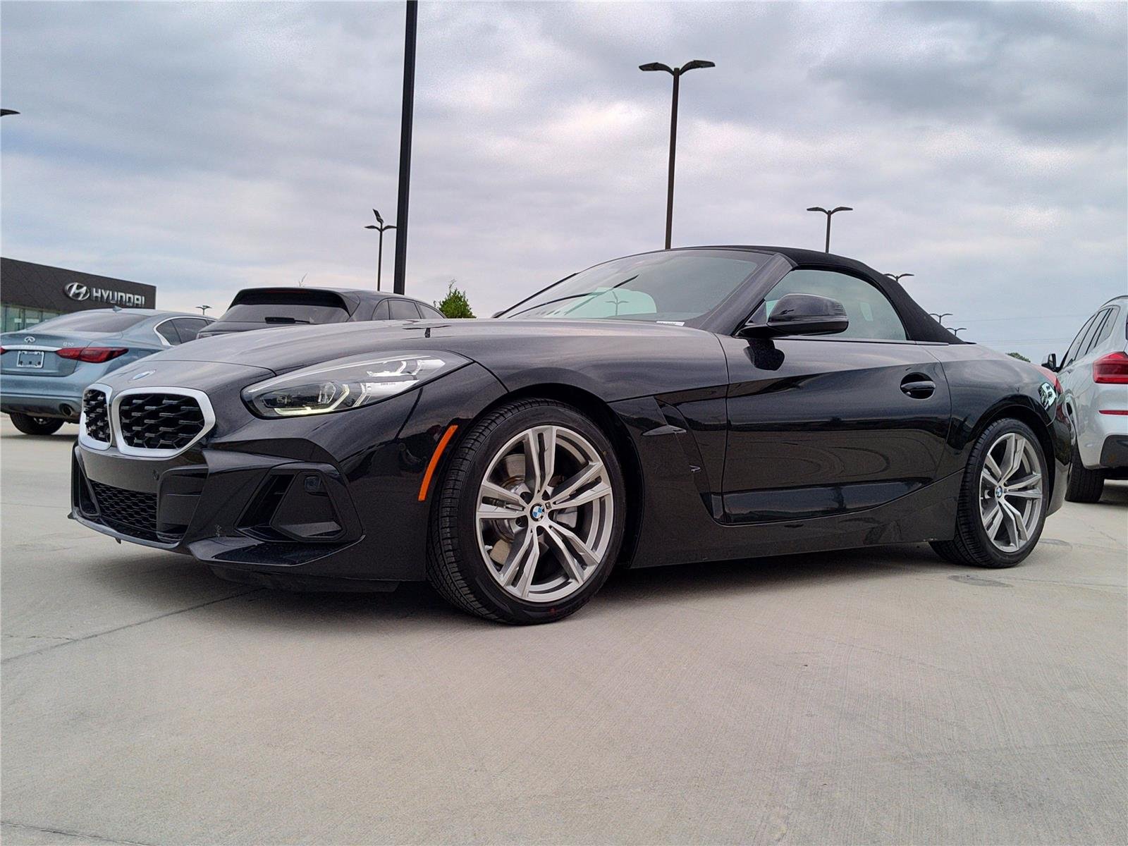 Used 2025 Black Sapphire Metallic BMW sDrive30i image 3
