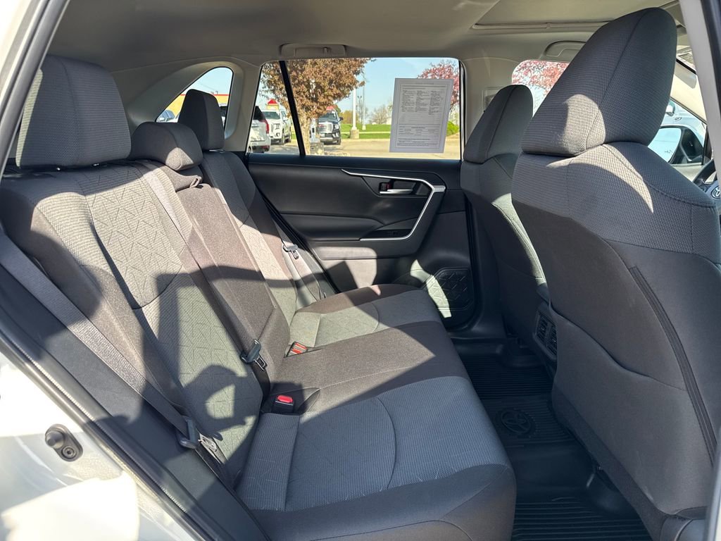 2025 Toyota RAV4 XLE - Photo 34