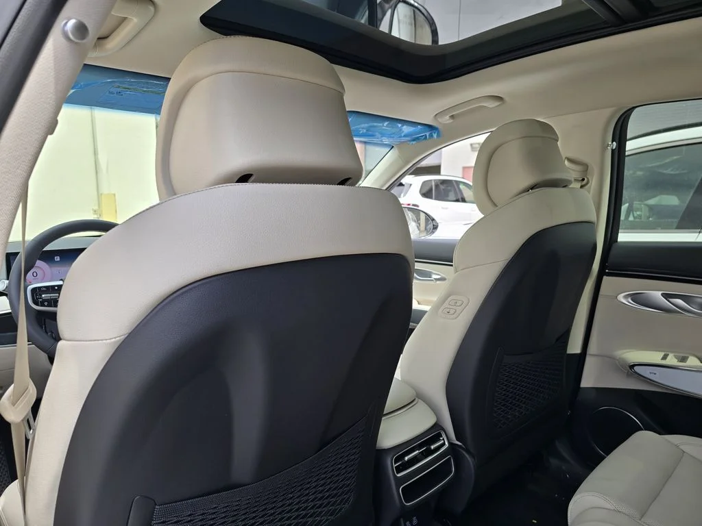 New 2027 White Genesis 2.5T Select image 11