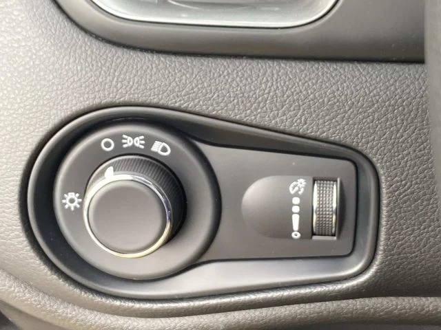 Used 2023 Black Jeep Latitude image 17