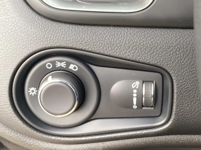 Used 2023 Black Clearcoat Jeep Latitude image 17