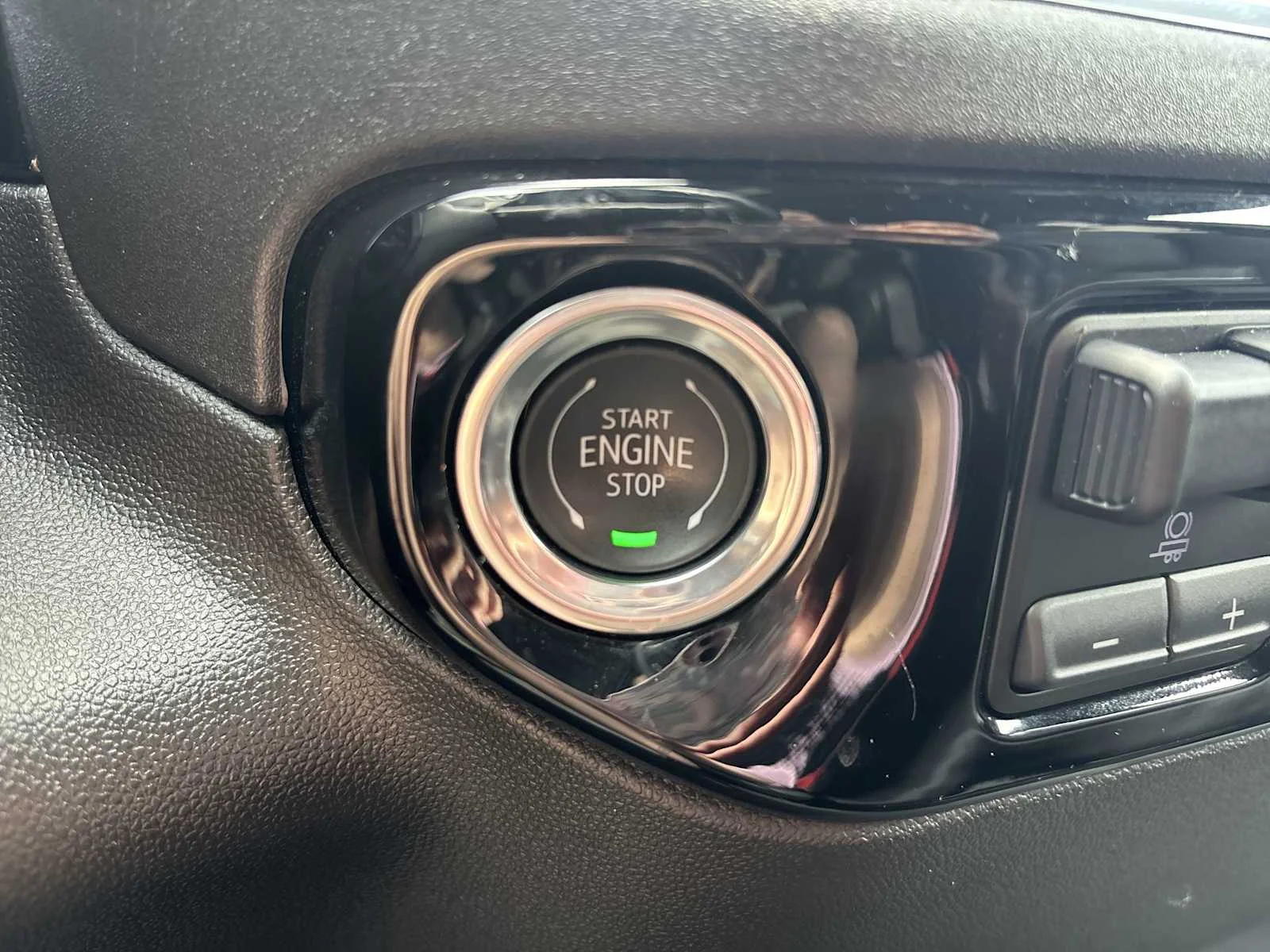 Used 2025 Onyx Black GMC SLT image 18