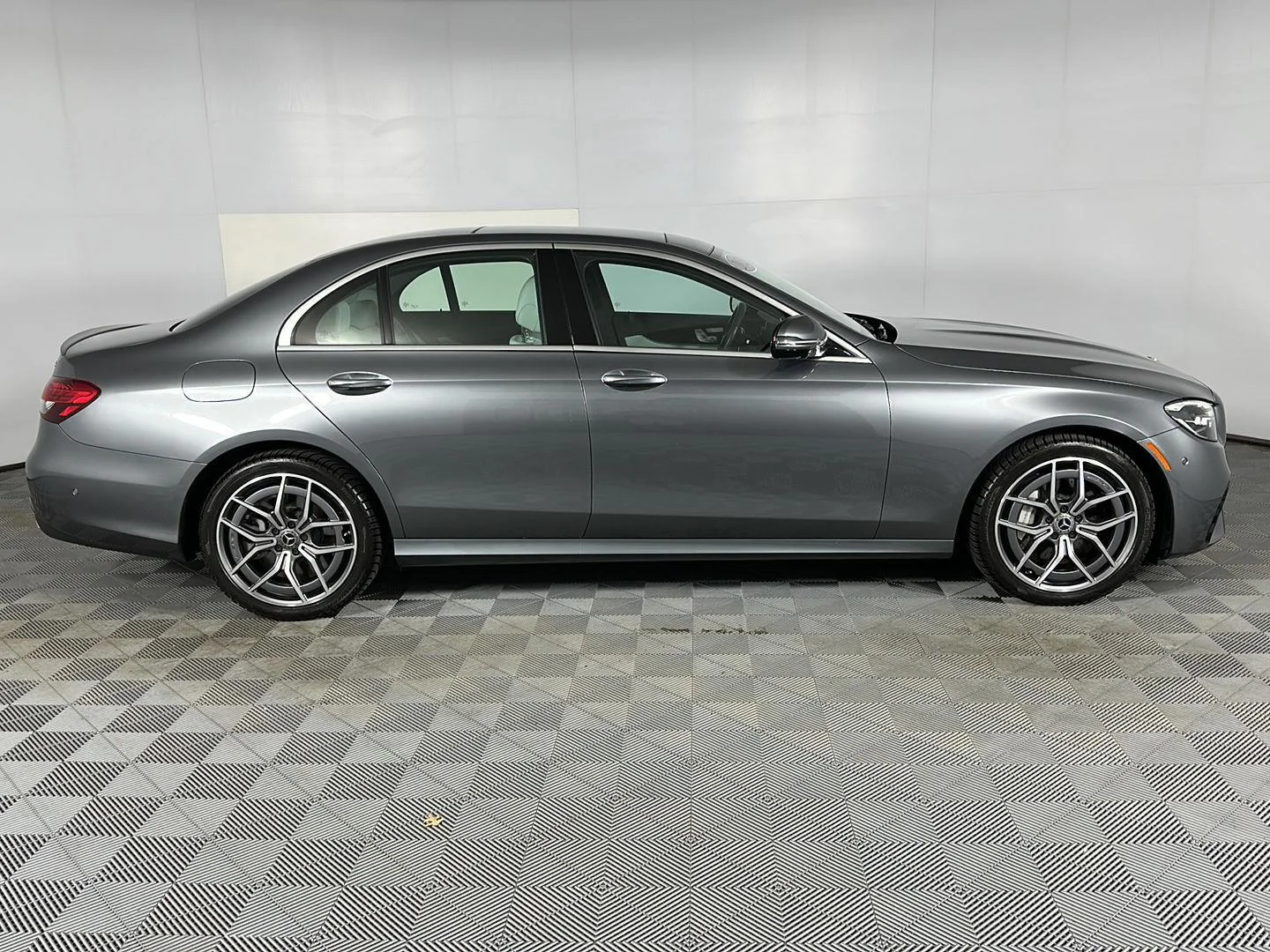 Used 2023 MANUFAKTUR Selenite Gray Magno Mercedes-Benz E 450 image 32
