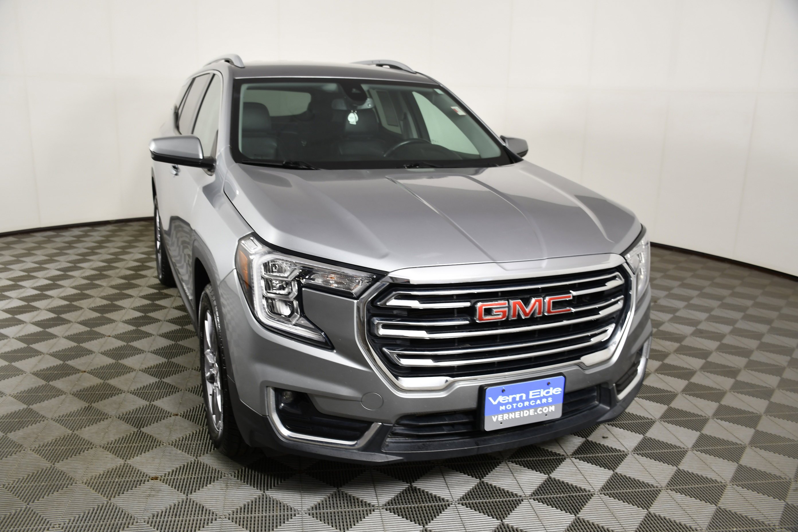 Used 2024 Sterling Metallic GMC SLT image 3
