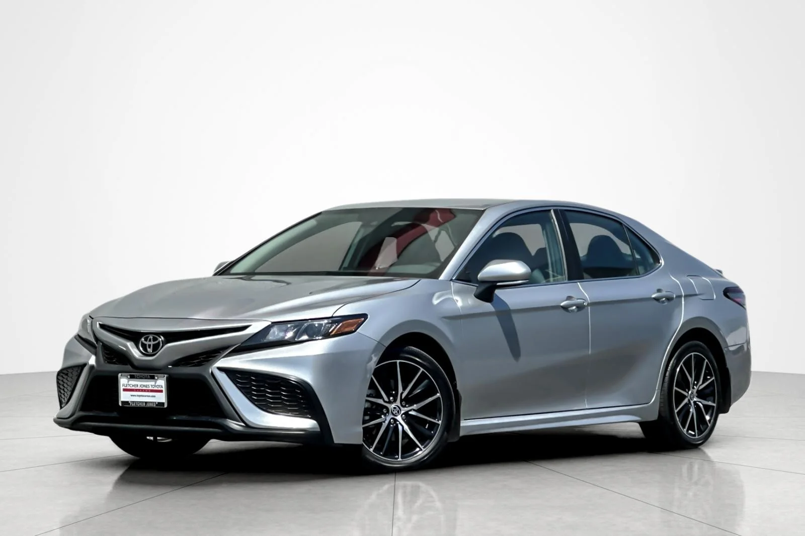 2024 Toyota Camry SE's photo
