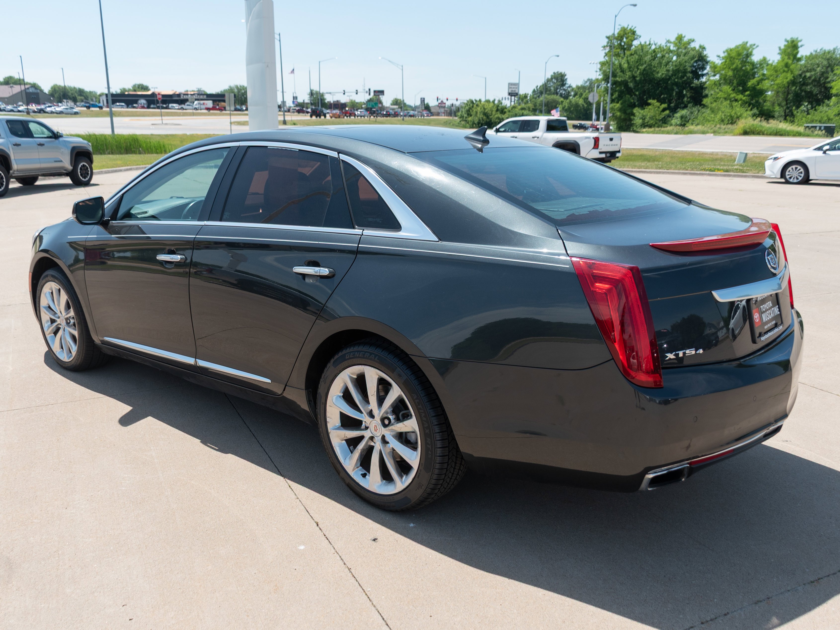 Used 2013 Graphite Metallic Cadillac Luxury image 18