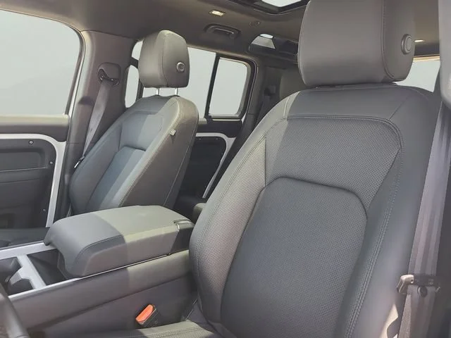 Used 2025 White Land Rover S image 17