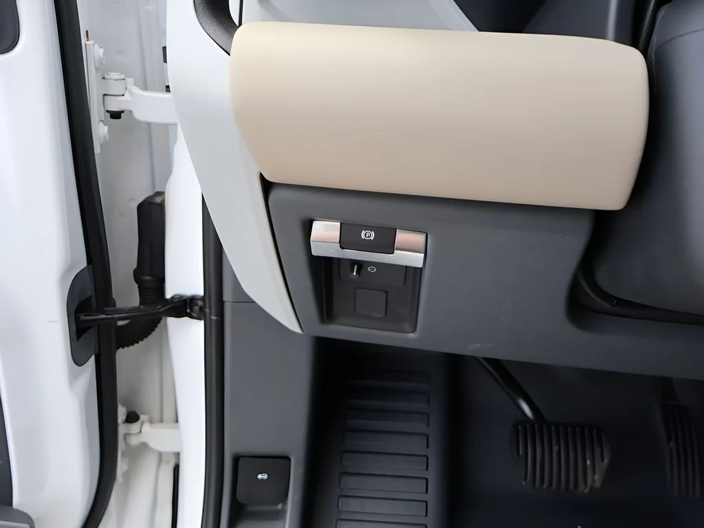 Used 2024 Fuji White Land Rover  image 34