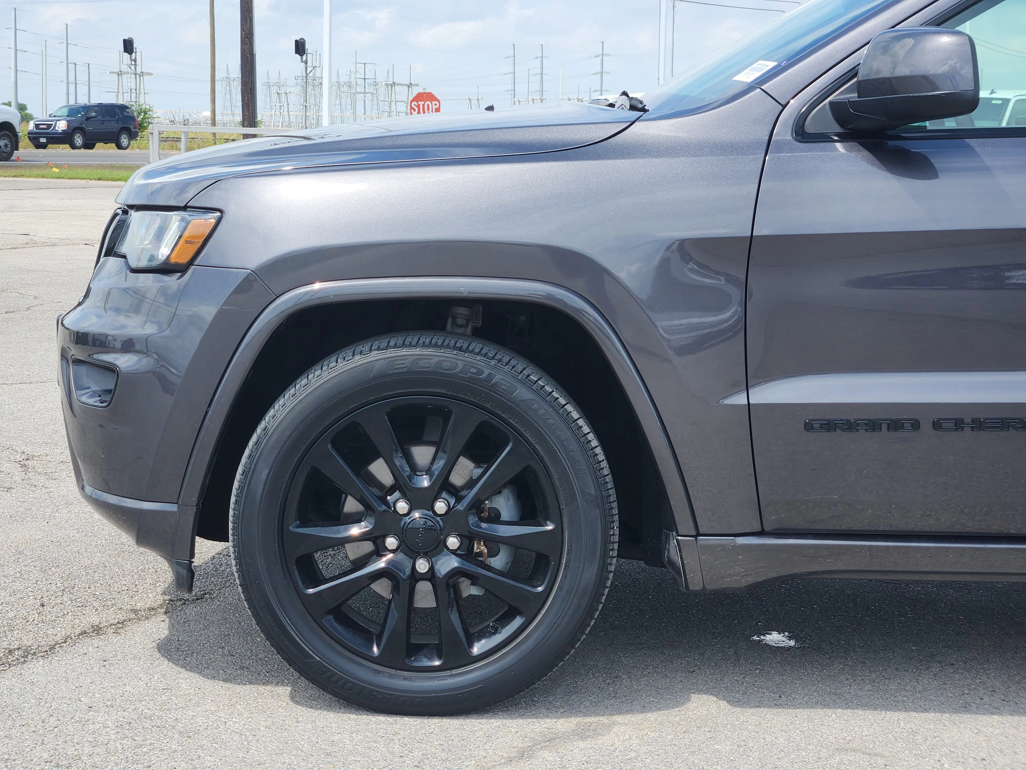 Used 2018 Granite Crystal Metallic Clearcoat Jeep Altitude image 9