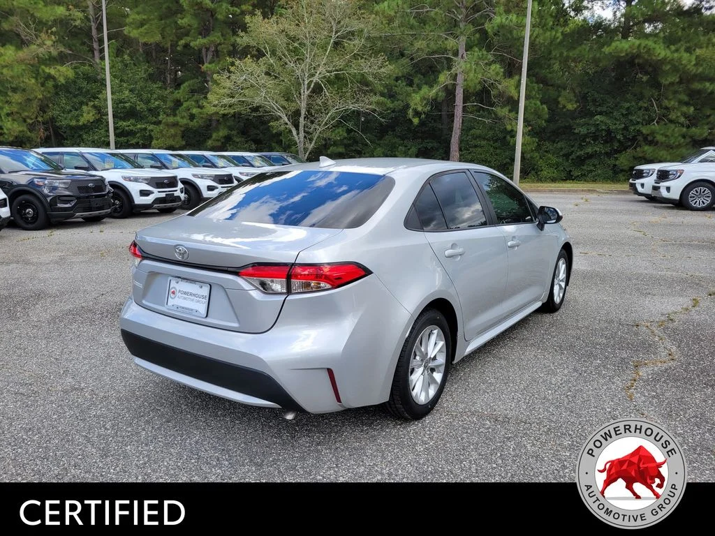 Used 2022 Silver Toyota LE image 6