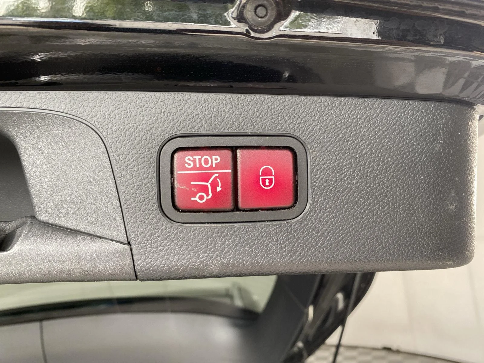 Used 2018 Obsidian Black Metallic Mercedes-Benz GLC 300 image 13