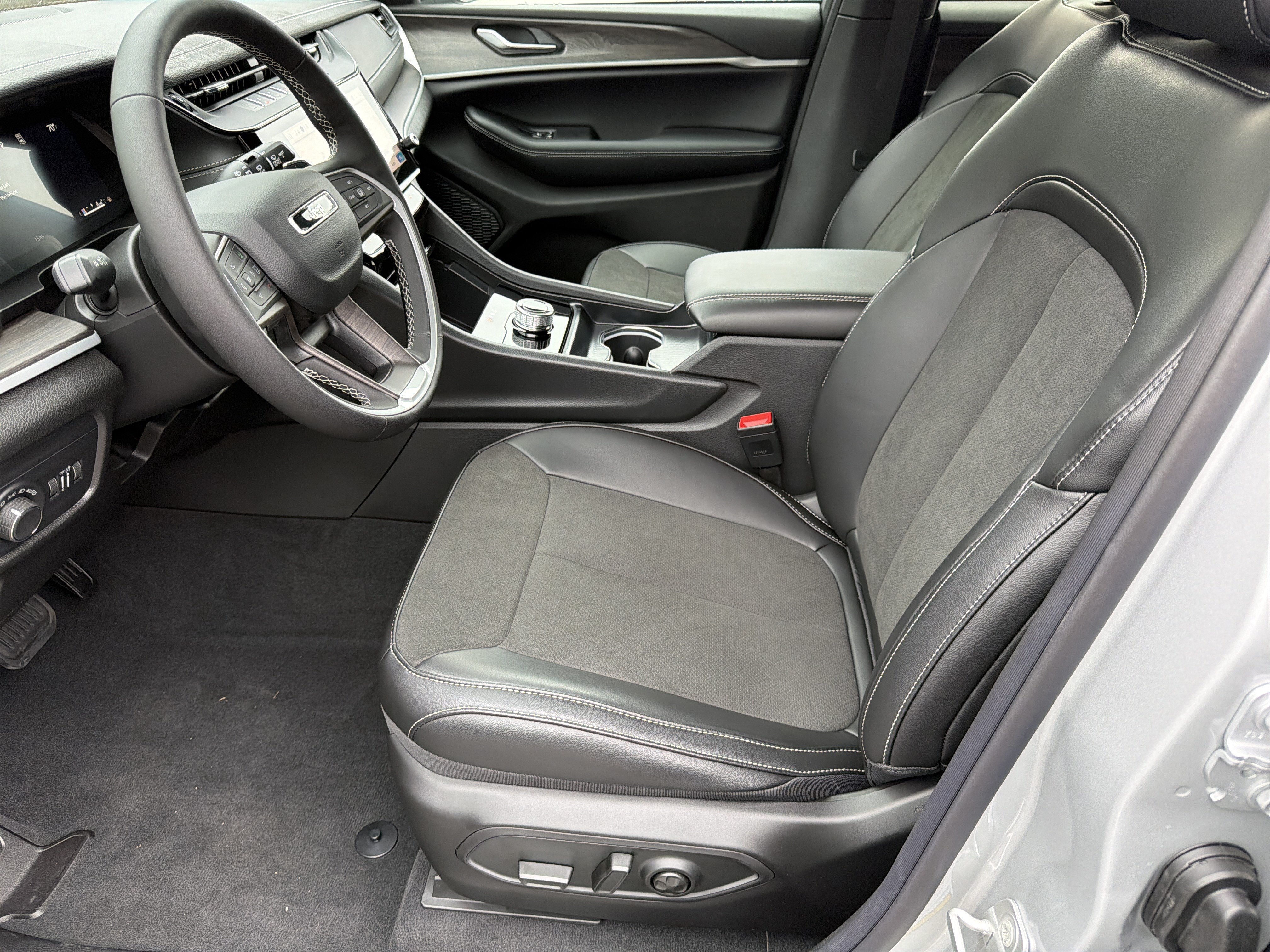 New 2026 Silver Zynith Exterior Paint Jeep Altitude image 11