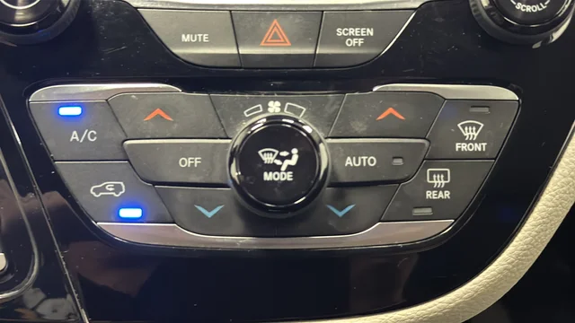 Used 2022 Crystal Metallic Chrysler Touring L image 17