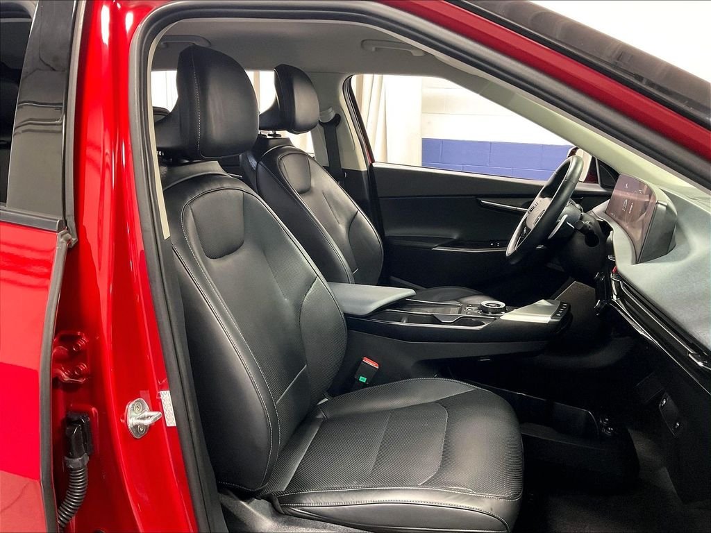 Used 2022 Red Kia Wind image 11