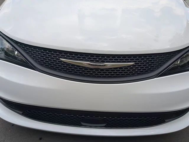 New 2025 Bright White Clear-Coat Exterior Paint Chrysler LX image 24