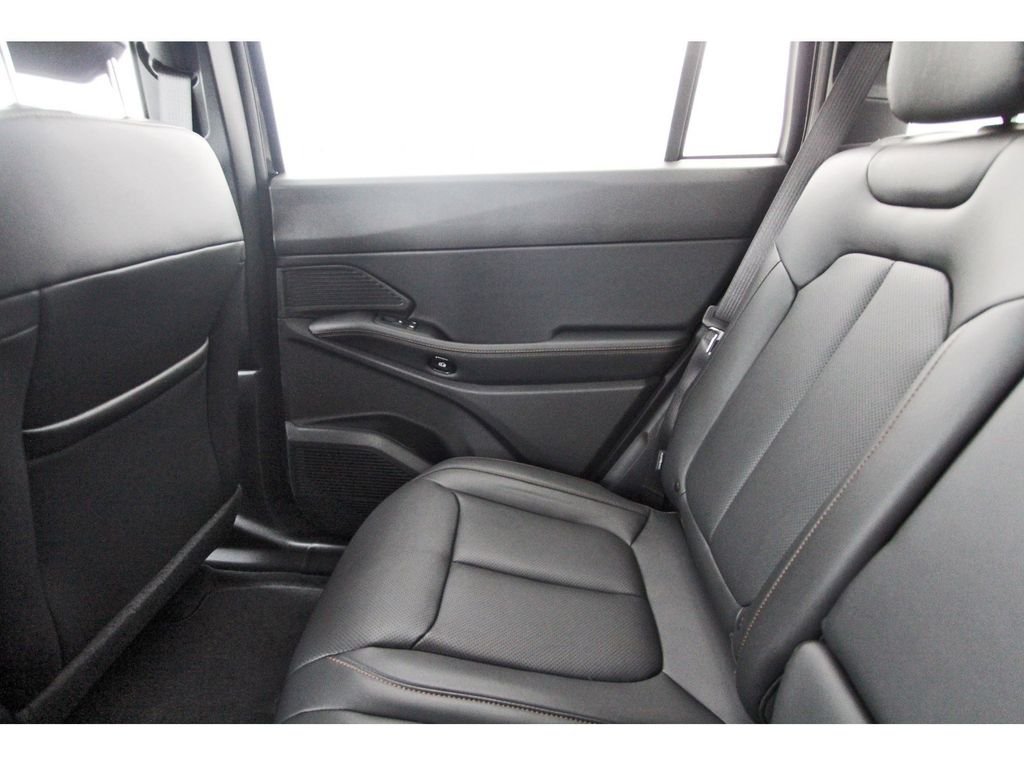 New 2026 Diamond Black Crystal Pearl-Coat Exterior Paint Jeep Limited image 12