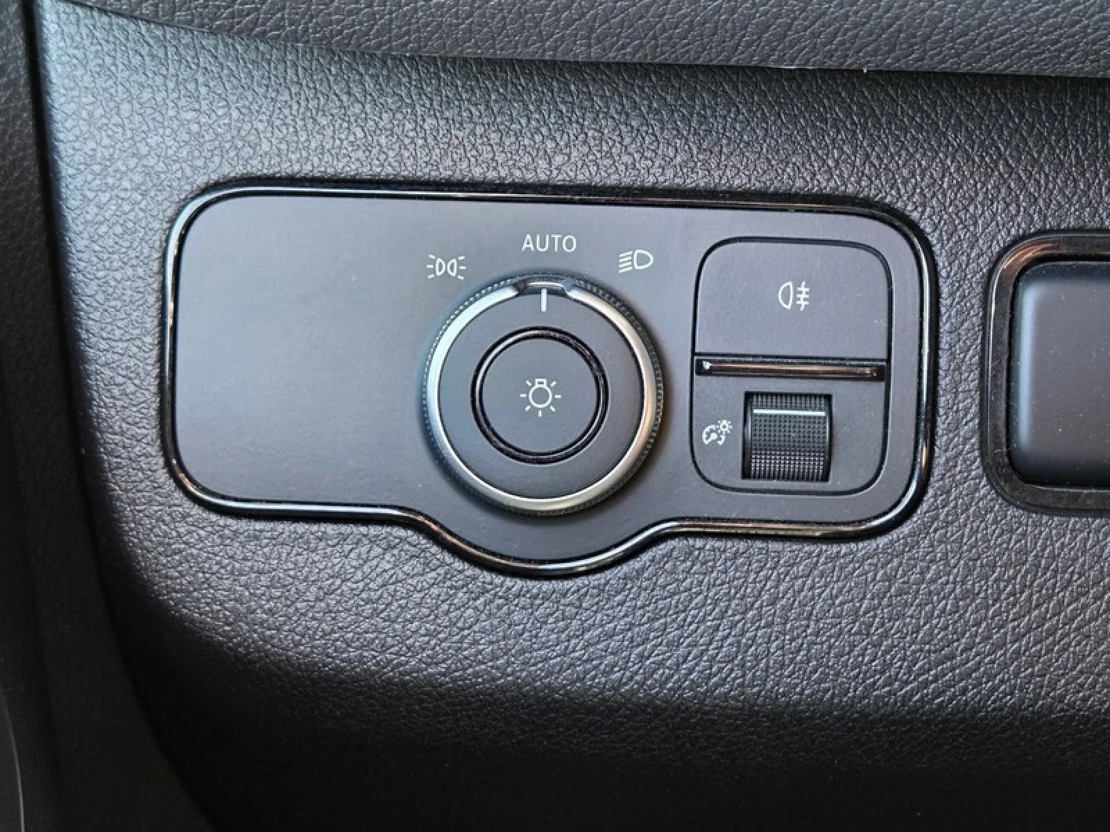 Used 2023 Arctic White Mercedes-Benz 2500 image 33