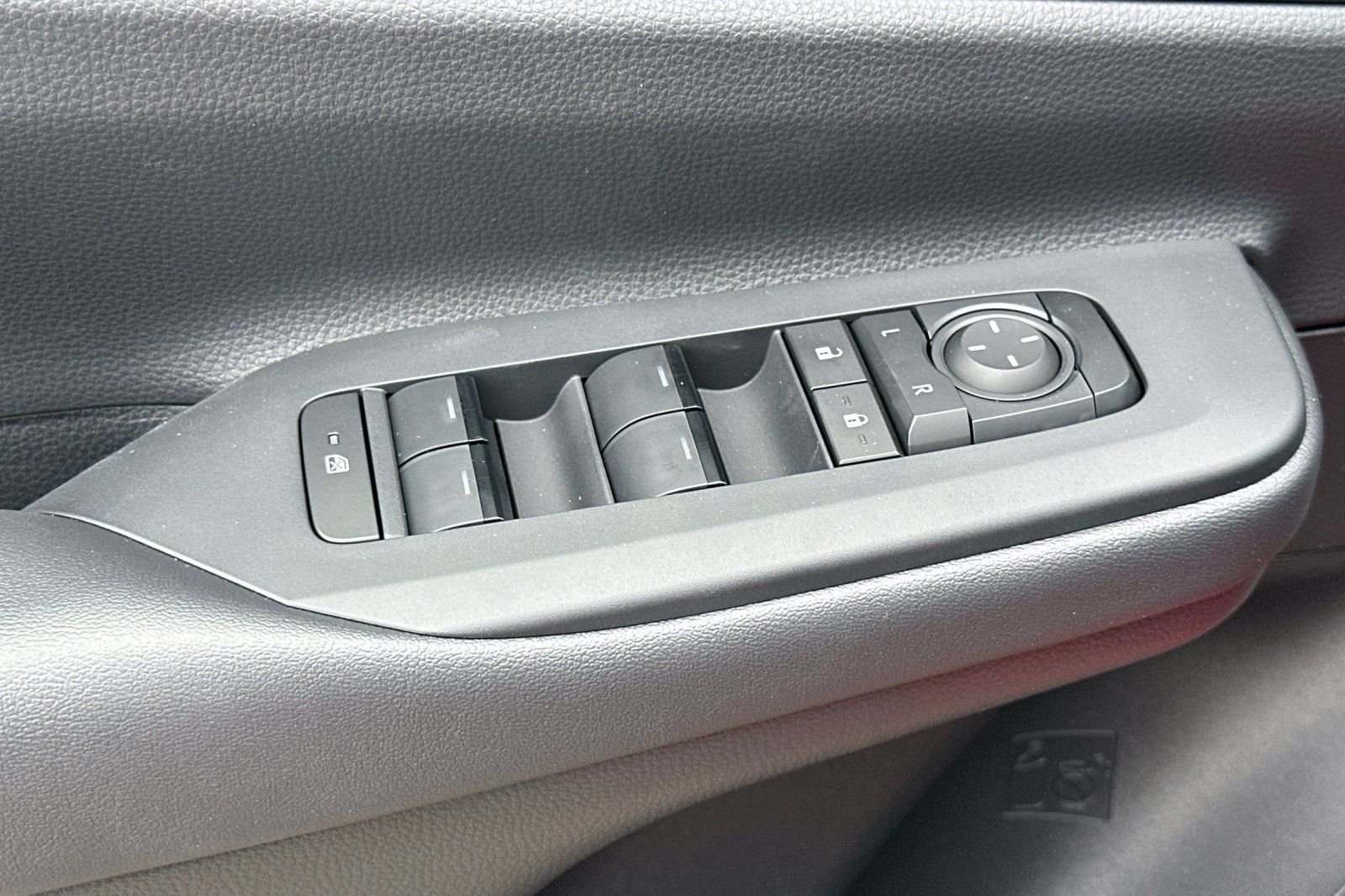 2026 Toyota Prius Plug-in Hybrid SE - Photo 28