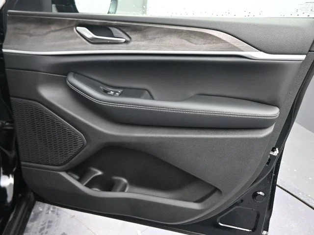New 2026 Diamond Black Crystal Pearl-Coat Exterior Paint Jeep Altitude image 22