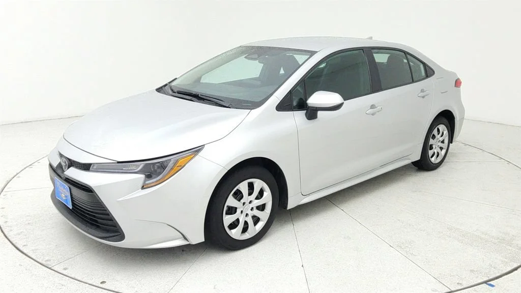 Used 2025  Toyota LE image 3