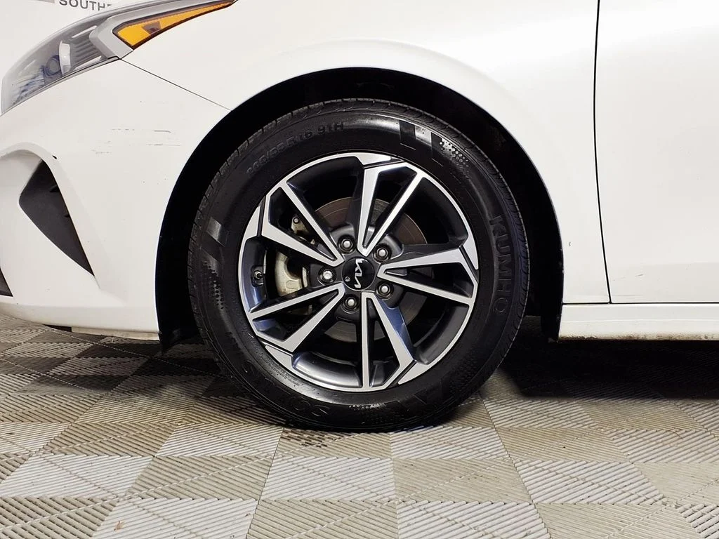 Used 2022 White Kia LXS image 7