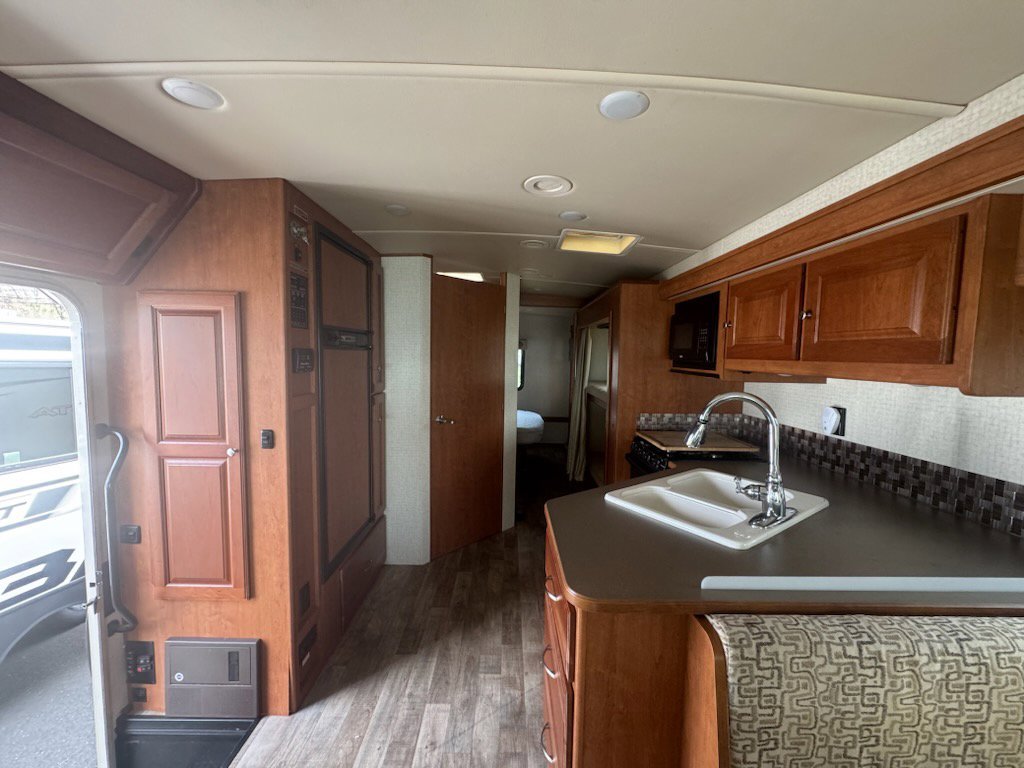 Used 2017  Winnebago 31BE image 14