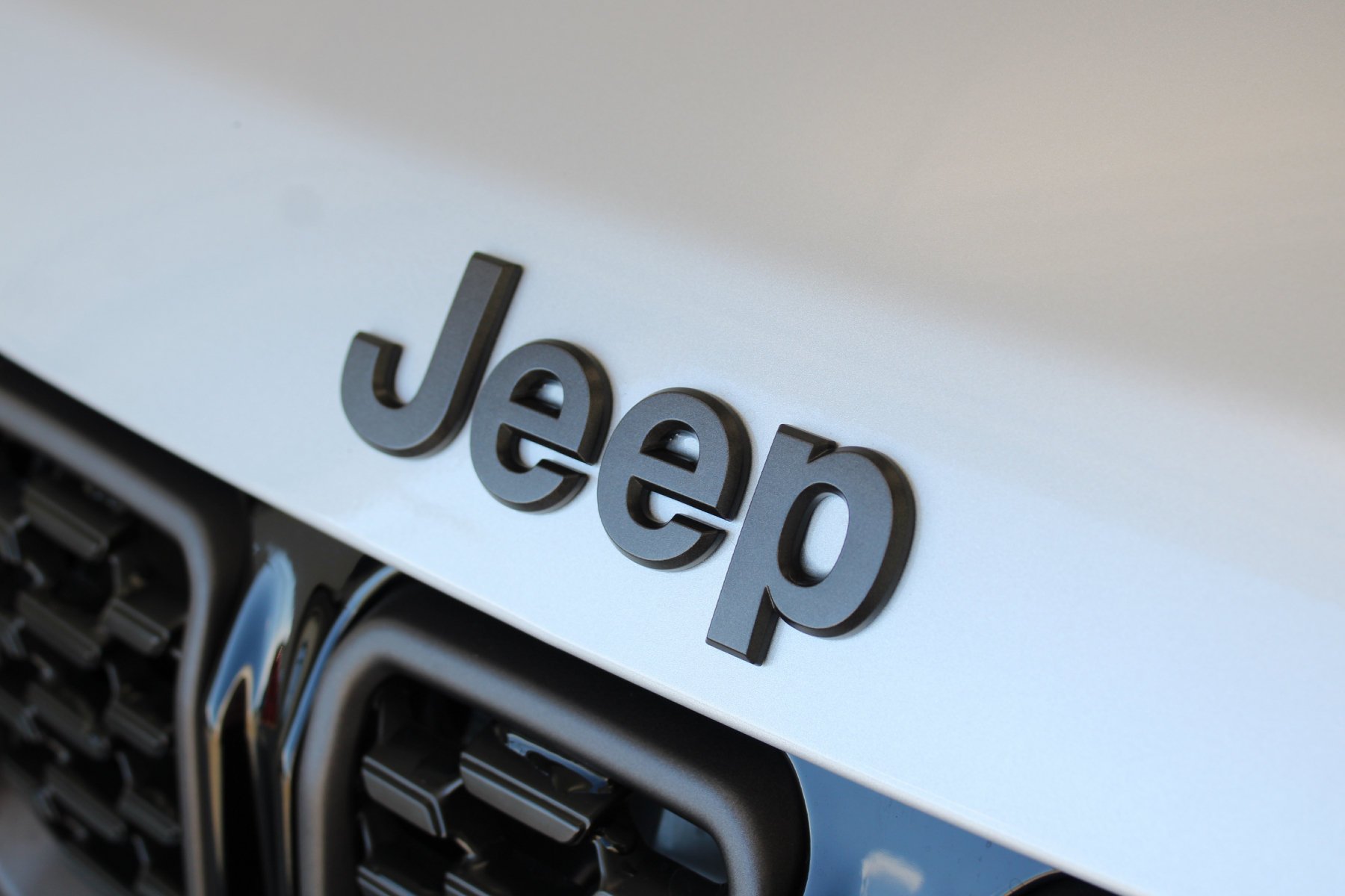 New 2026 Silver Zynith Metallic Clear-Coat Exterior Paint Jeep Latitude Altitude 4x4 image 21