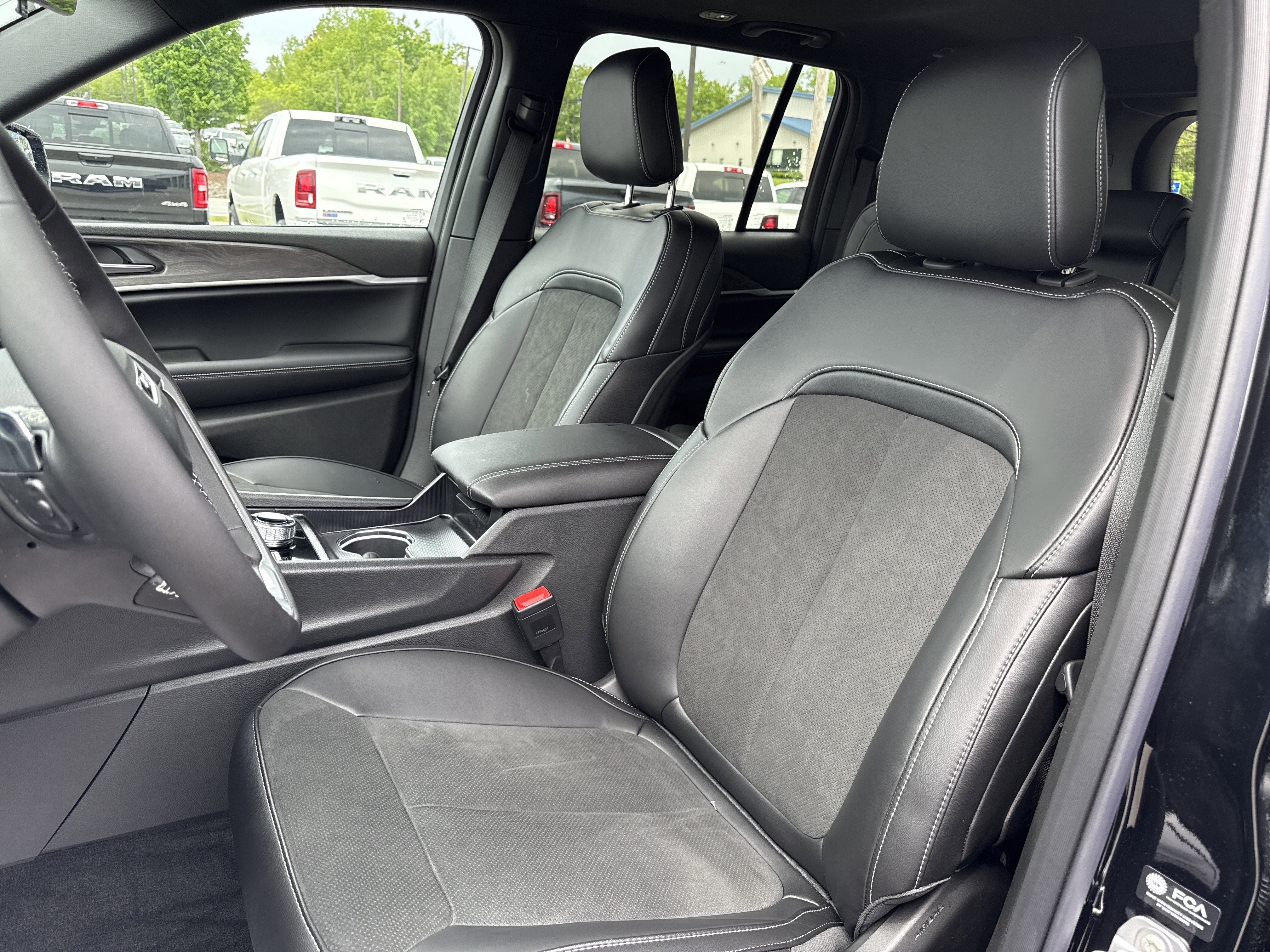 New 2026 Diamond Black Crystal Pearl-Coat Exterior Paint Jeep Laredo Altitude image 7