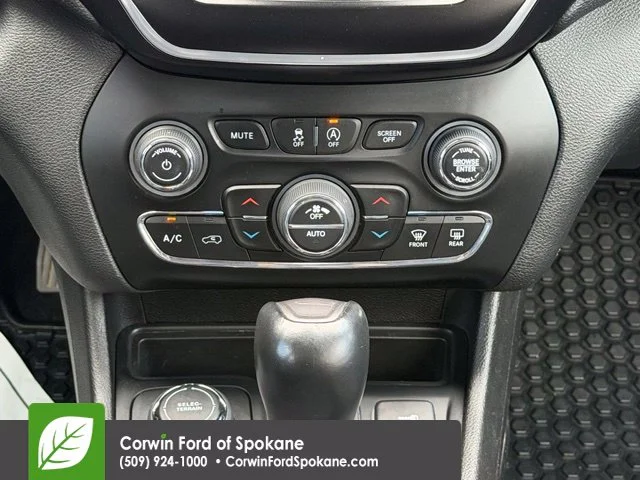 Used 2019 Granite Crystal Clearcoat Metallic Jeep Latitude Plus image 29