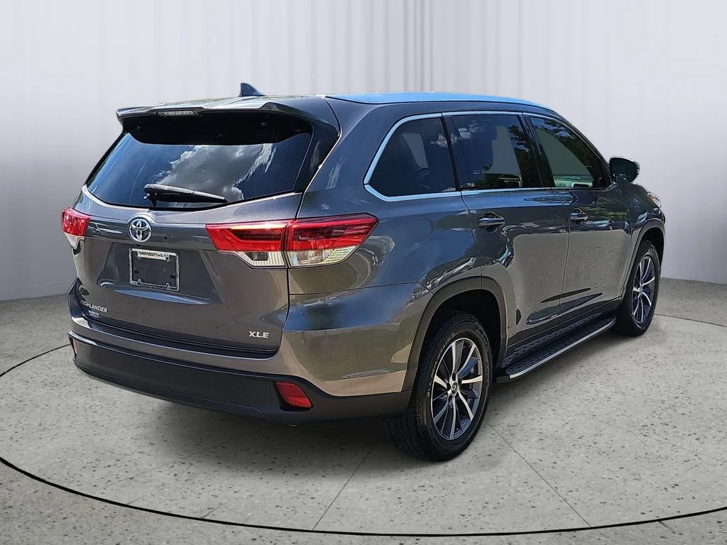 Used 2018 Gray Toyota XLE image 3