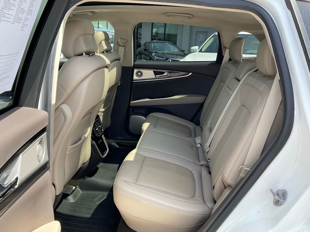 Used 2023 White Lincoln Reserve image 21