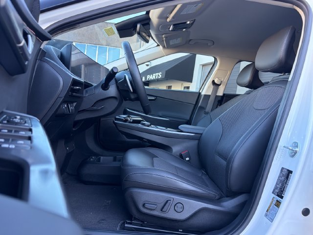 Certified Used 2024 Snow White Pearl Kia Light image 23