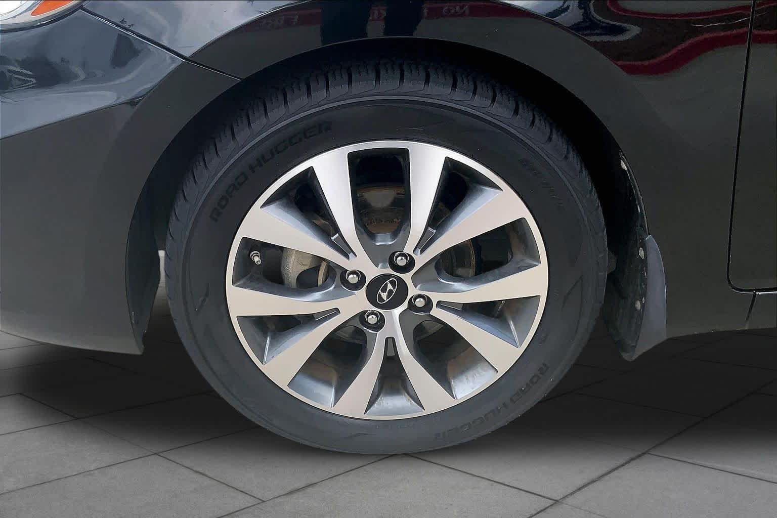 Used 2015 Ultra Black Pearl Hyundai Sport image 11