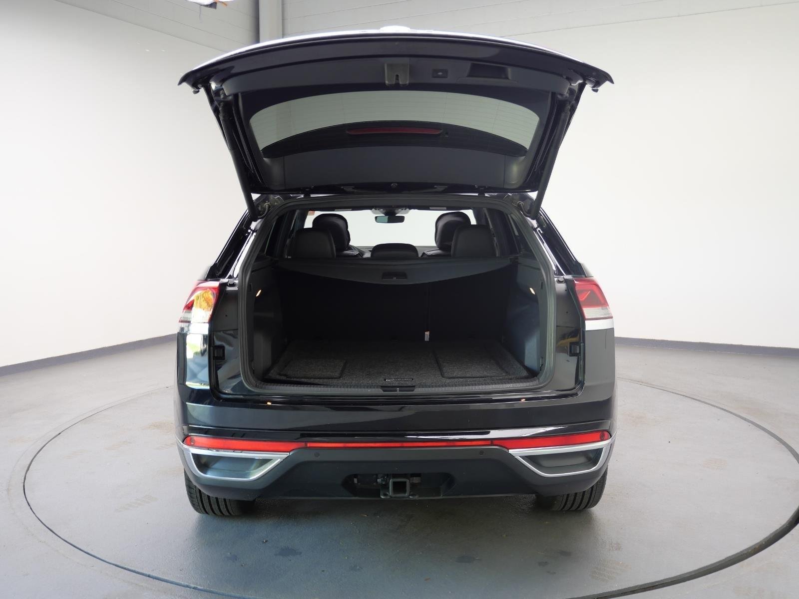 Used 2020 Deep Black Pearl Volkswagen 3.6L V6 SEL Premium image 10