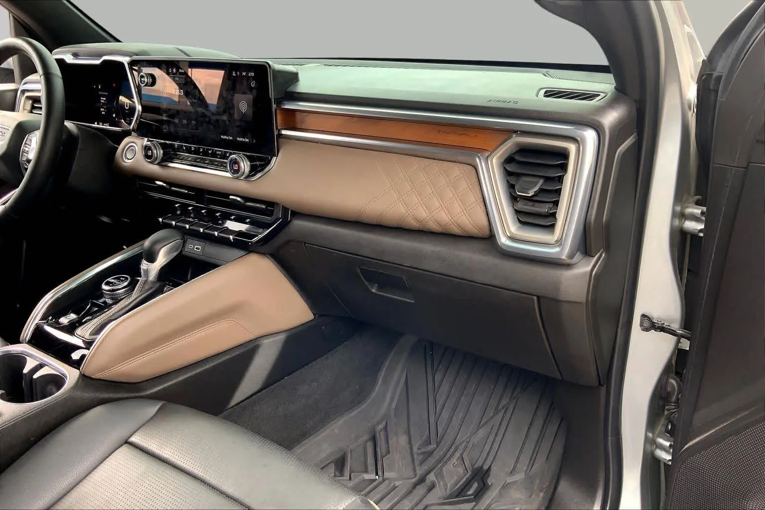 Used 2024 Sterling Metallic GMC 4WD Denali image 19