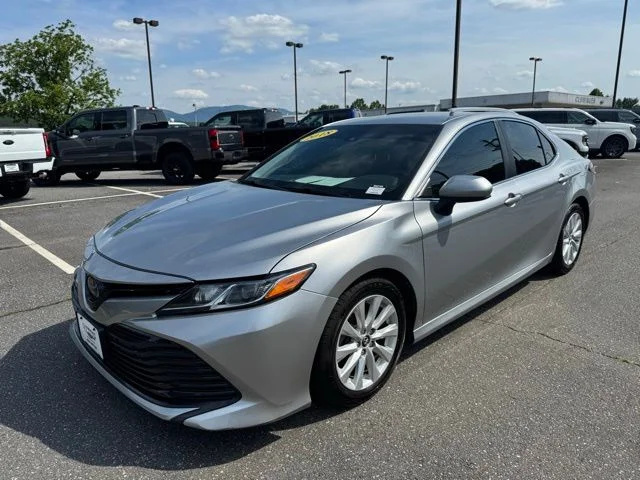 Used 2018 Silver Toyota LE image 3