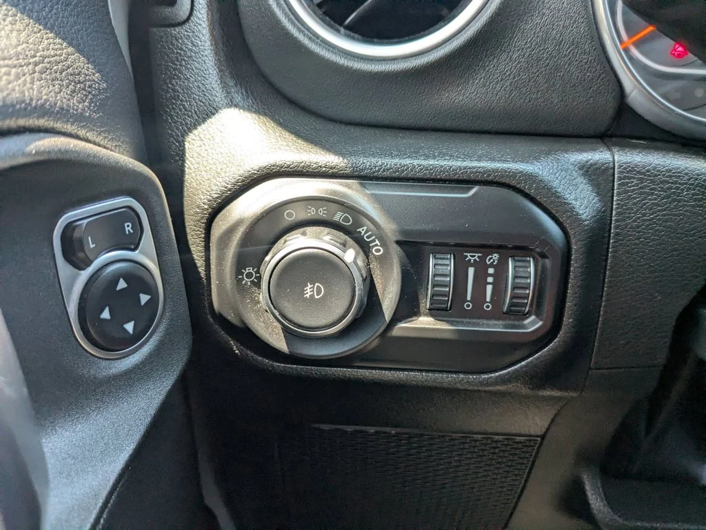 Used 2022 Sting-Gray Clearcoat Jeep Unlimited Sahara image 21