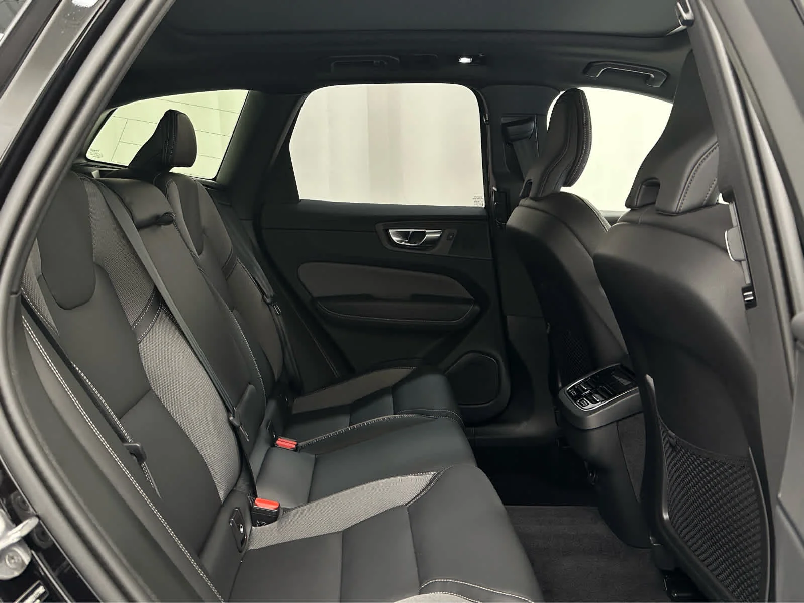 Used 2025 Onyx Black Metallic Volvo Ultra image 21