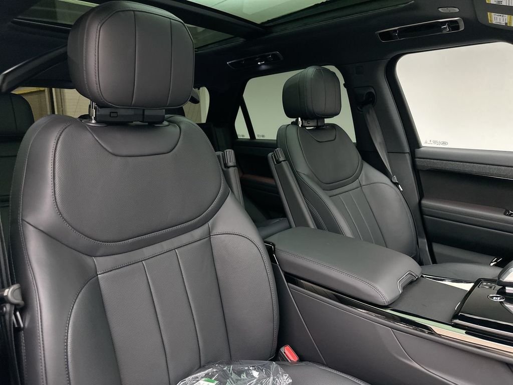 New 2027 Santorini Black Land Rover Dynamic SE image 6