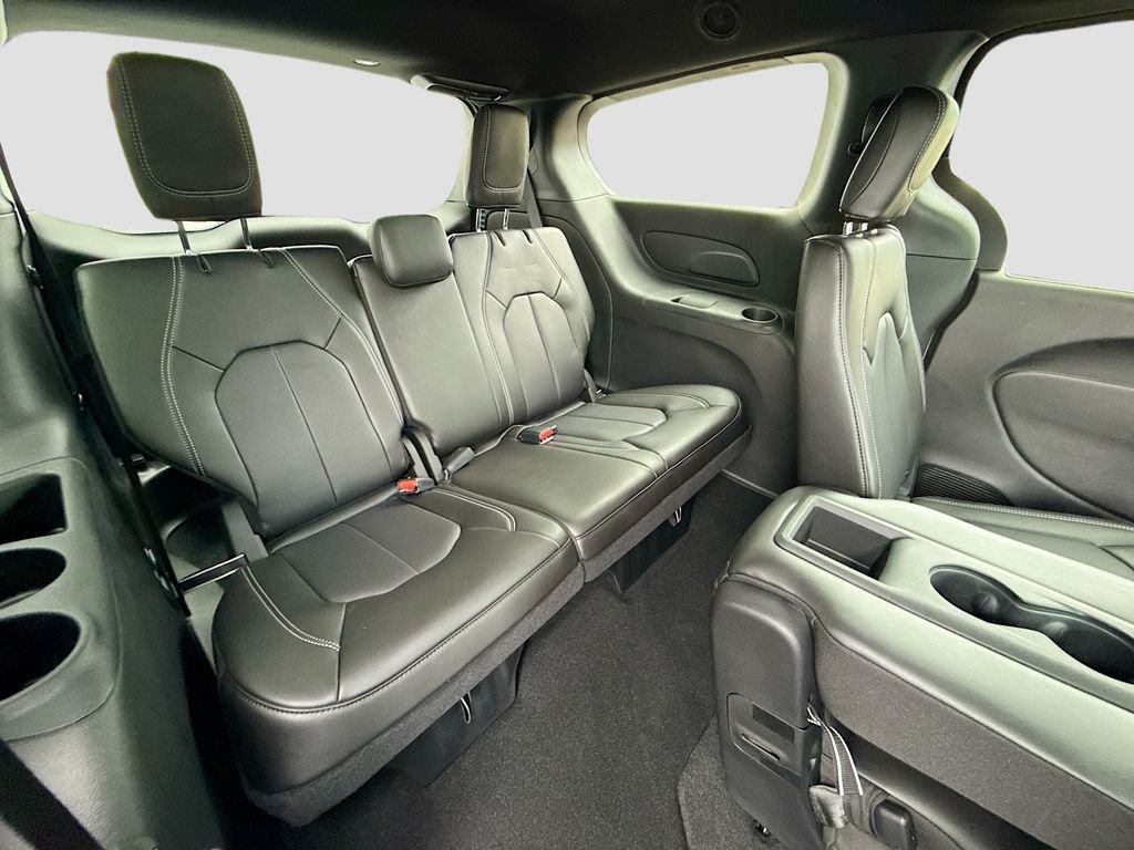 New 2027 Bright White Clear-Coat Exterior Paint Chrysler Select image 29
