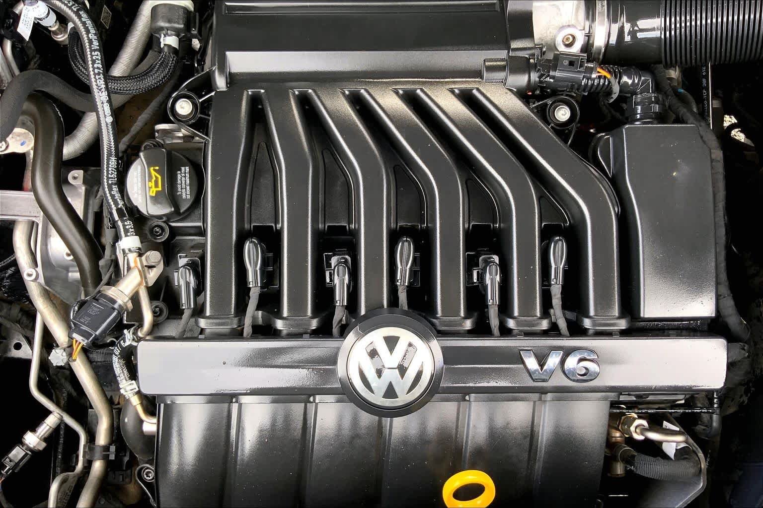 Used 2022 Deep Black Pearl Volkswagen 3.6L V6 SE w/Technology image 32