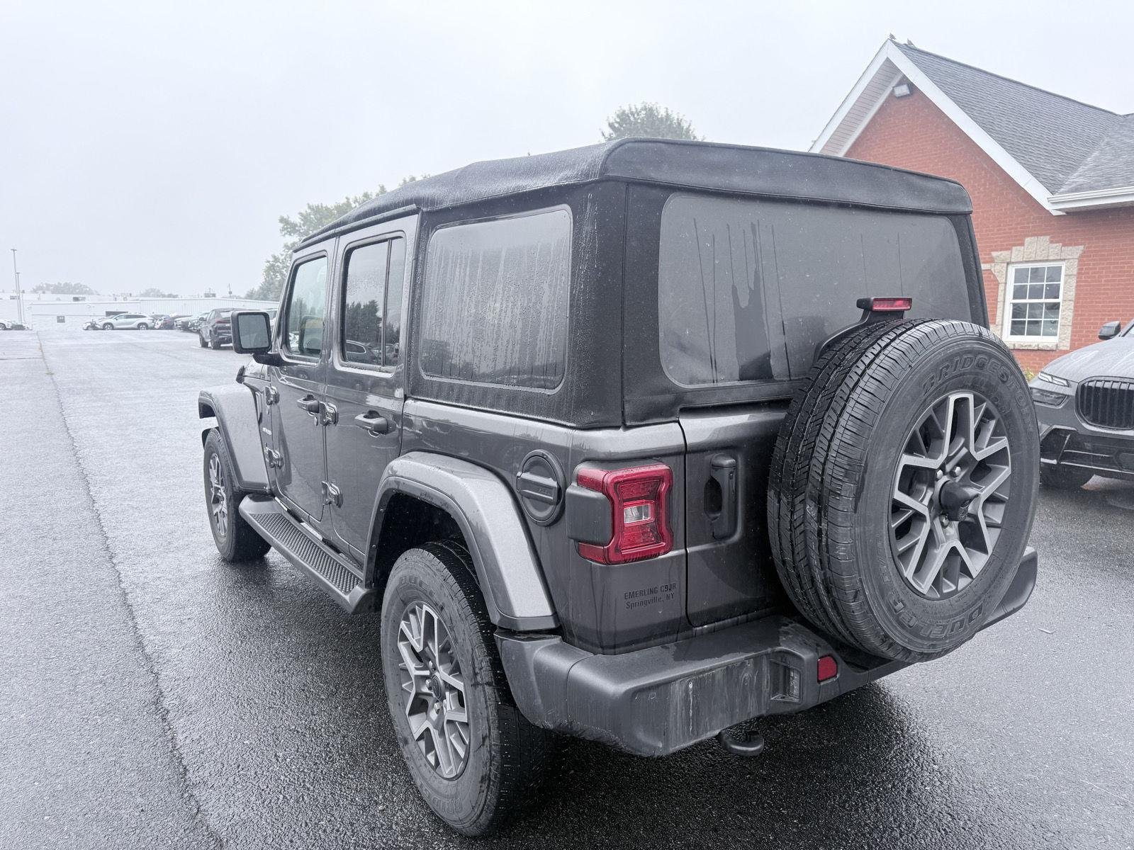 Used 2024 Granite Crystal Metallic Clearcoat Jeep Sahara image 5
