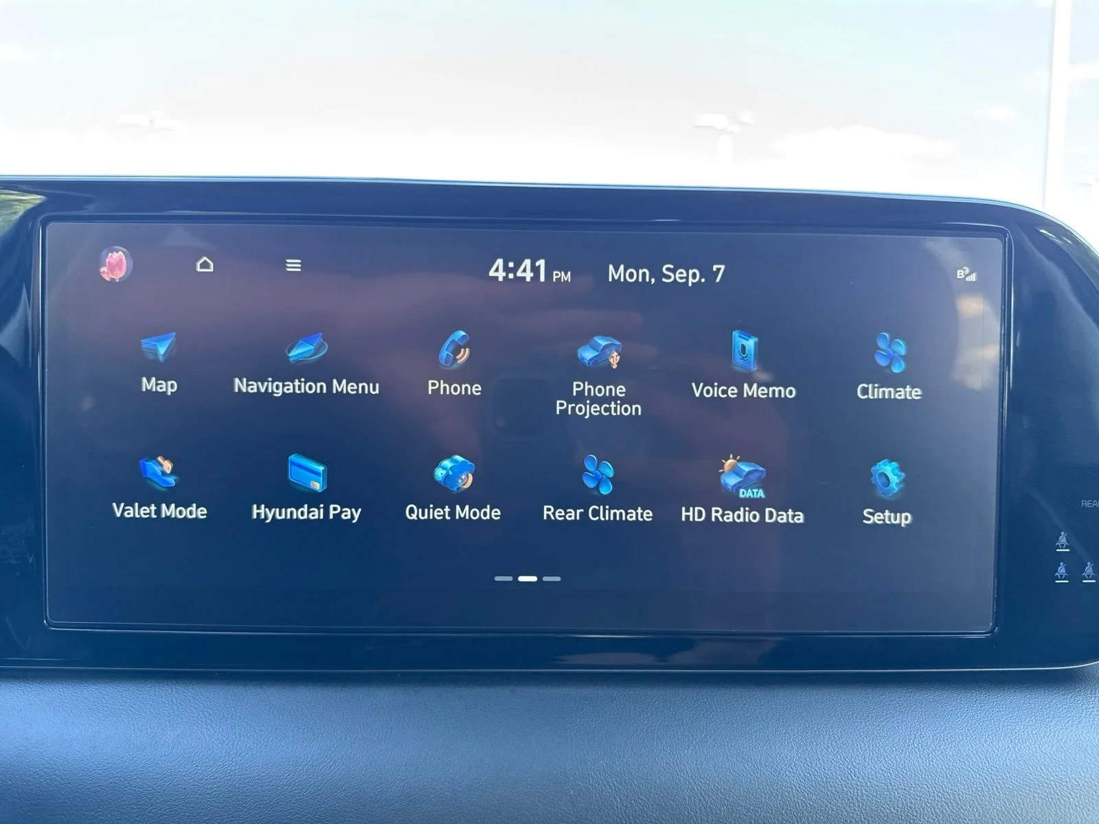 Used 2025 Gray Hyundai SEL Premium image 5