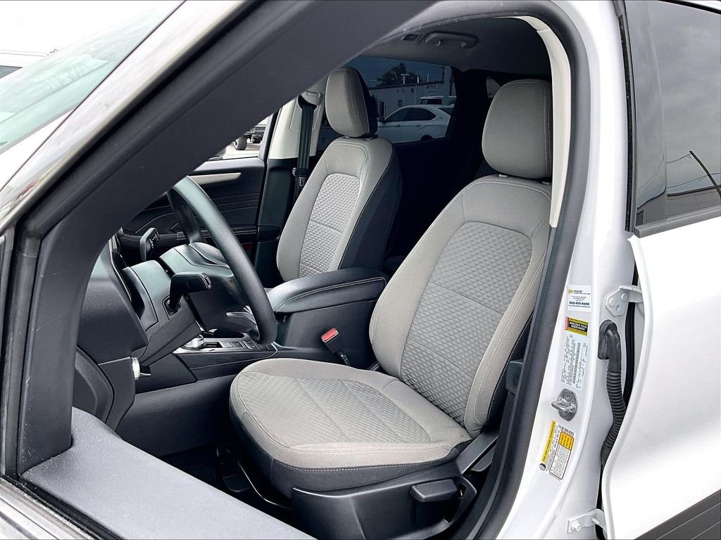 Used 2022 White Ford SE image 10