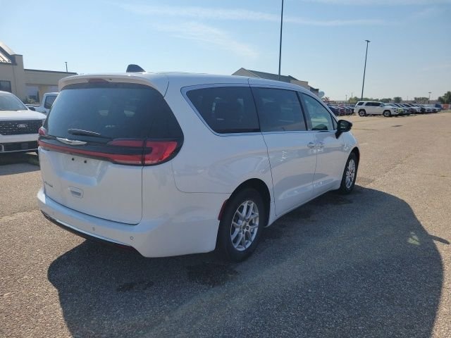 Used 2025 Bright White Clearcoat Chrysler Select image 23